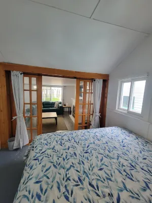 2 Private Beach Front Cottages on the Lake in Beautiful Port Stanley Hotels in Elgin County