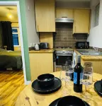 ENTIRE APARTMENT WITH GARDEN AND PARKING GREATER LONDON 10 MINUTES TO WIMBLEDON