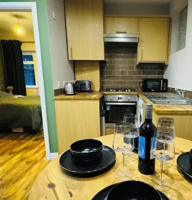 ENTIRE APARTMENT WITH GARDEN AND PARKING GREATER LONDON 10 MINUTES TO WIMBLEDON