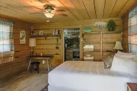 Charming riverfront 2-bedroom cabin in enchanting Dubois with WiFi