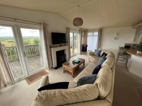 Cosy Cornish lodge 10 minute walk from the beach