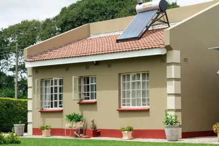 Neat 2 bed guest house close to CBD airport, shops