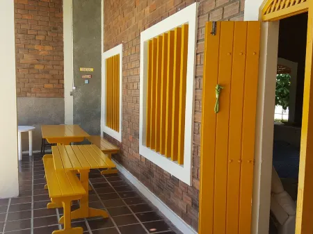 HOUSE OF THE FAMILY WANTED, BETWEEN THE RIVER AND THE SEA