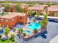 Cozy 2-bedroom condo with pool, hot tub, fitness room & AC in amazing Mesquite