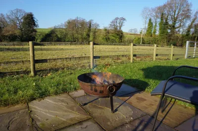 Tranquil Farlow Retreat, Sleeps 4 With Parking Hotels in 