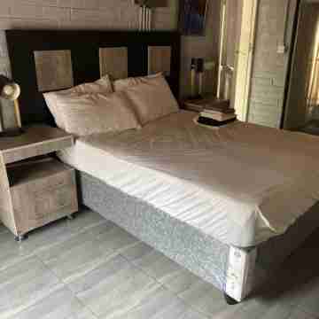 Leafy, safe retreat, close to game park & shopping mall Rooms