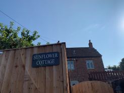 Sunny 4-bedroom cottage with South facing garden - Sunflower Cottage