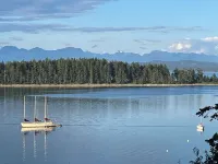 Ocean, mountain and harbour views. Family friendly house.
