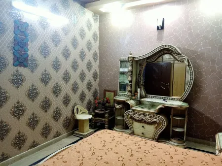 Affordable small family stay in Lahore Отели рядом с достопримечательностью «Самади оф Рейнджит Сингх»