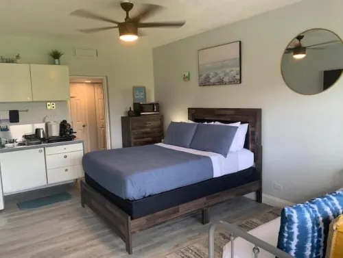 Walk to the beach, Studio, w/ Pool & FREE Parking