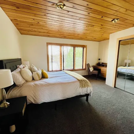 Stay at our cozy pet friendly River Retreat on the banks of the Seneca River. Отели в г. Лисандер