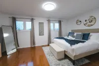Spacious 4 bedroom Home (15 mins from YYZ airport)