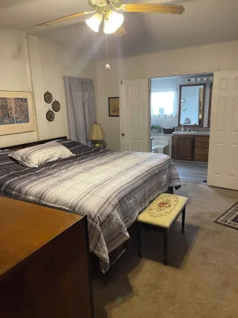 Pet friendly, private dock, 3 bedroom home in Porum, OK. Walk to Lake Eufaula.