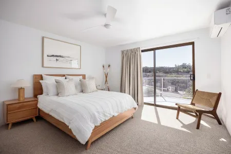 Contemporary beachfront apartment with breathtaking panoramic ocean views. Отели рядом с достопримечательностью «Noosa National Park - Peregian Section»