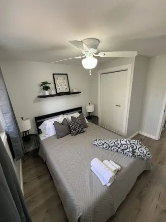 Cozy Fully furnished, Specious 2 story home Parking on premises, pet friendly! Отели рядом с достопримечательностью «Кеймбридж Скалпчер Гарден»