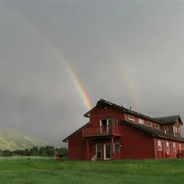 Beautiful Lodge on the Yellowstone River!