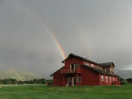 Beautiful Lodge on the Yellowstone River!