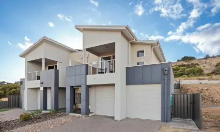 Sunny Dais Beachfront - stunning views of the Marina, Clifftops and Port Vincent Отели в г. Ардросан