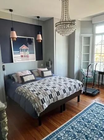 VILLA ON THE PORT, 5 MINUTES FROM THE BEACH WITH FLOWER GARDEN