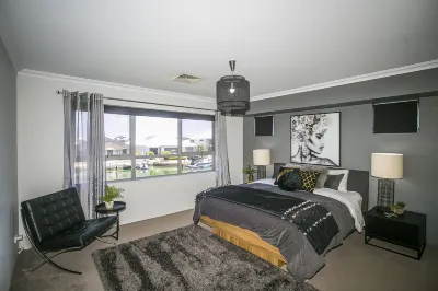 CHILLAX HOUSE -Luxury Canal Holiday House, Jetty, BBQ, Family Friendly-Sleeps 14 Samphire Cove Reserve附近的飯店