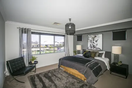 CHILLAX HOUSE -Luxury Canal Holiday House, Jetty, BBQ, Family Friendly-Sleeps 14