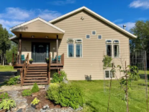 Expansive Kenai home near fishing, airport w/pool table, fire pit, gardens! Hoteles en Kenai