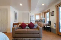 Walk to Lake Tahoe - Pet Friendly - 10Min to Skiing