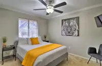 Charming 3-bedroom house North Austin Abode: Sleeps 9, 10 Mins to Domain!