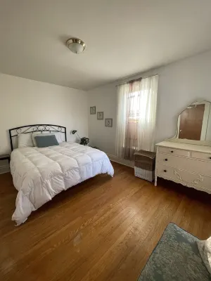 Big Historic Collingwood Home, Prime Location. Pet Friendly with Mountain Views