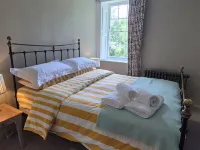 High spec, self contained apartment with garden in Georgian Manor House Hotels in Crickhowell