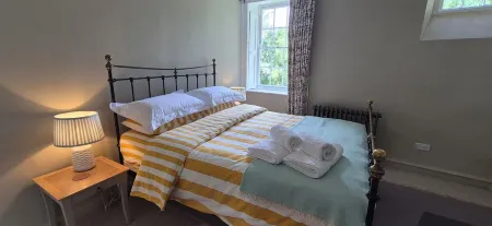 High spec, self contained apartment with garden in Georgian Manor House