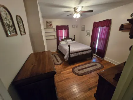 Charming 4-bedroom farmhouse in Alderson, Simple yet Superb!