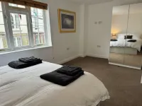 Sophisticated and spacious town centre apartment with roof terrace for 4 guests Hotels in Kington