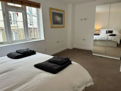 Sophisticated and spacious town centre apartment with roof terrace for 4 guests Hotel a Kington
