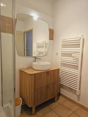 Appartement au 1er Étage Résidence Privée, Fermée Emplacement de Parking Privé