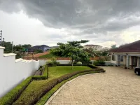 Spacious and staffed 4-bedroom house with WiFi and AC in Blantyre