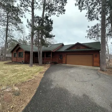 Cozy 3-bedroom cabin in charming Crosslake with WiFi and AC
