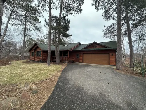 Cozy 3-bedroom cabin in charming Crosslake with WiFi and AC