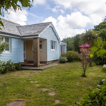 1950's styled Bungalow close to Cornwall Coast in quiet surroundings. Отели в г. Бьюд