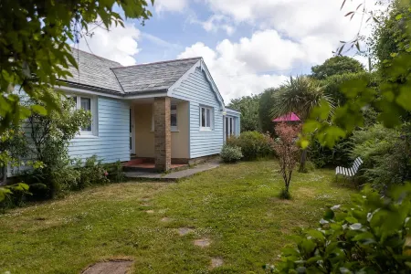 1950's styled Bungalow close to Cornwall Coast in quiet surroundings.