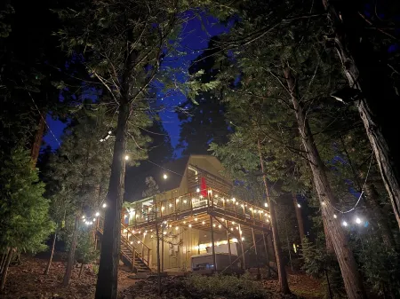 Peaceful Modified A-Frame, Hot Tub, 4min to Lake