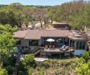 Bright Cove Bungalow- Charming & Luxe Waterfront home located on Lake Travis Các khách sạn gần Family Business Beer Company