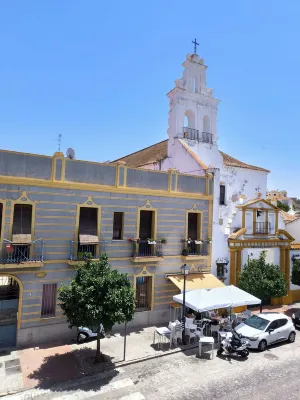 Apartment very close to the center, good parking, and tapas bar across the street.