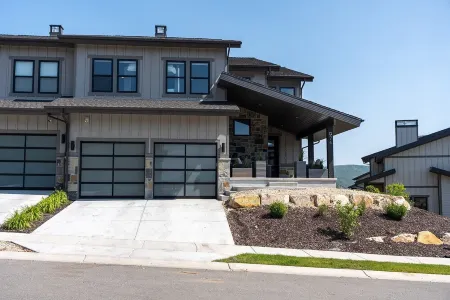 New Luxury Home Sleeps 14 with 2 Bunk Rooms and Hot Tub. Near Skiing and Lake!