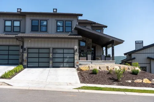 New Luxury Home Sleeps 14 with 2 Bunk Rooms and Hot Tub. Near Skiing and Lake!