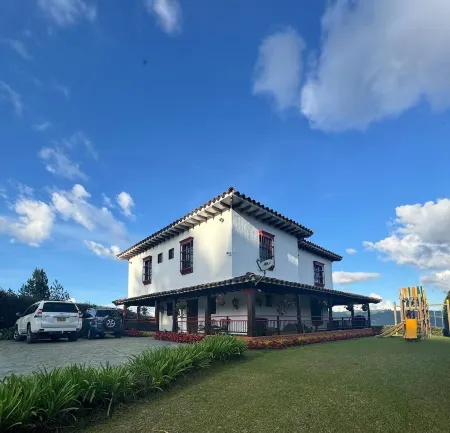 Spacious 3-bdr Colonial property in Guarne-20 min from airport Jose Maria Cordv Отели в г. Гуарне