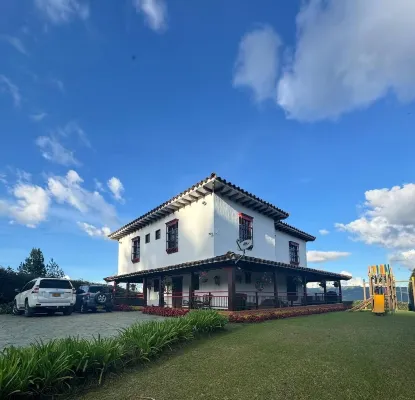 Spacious 3-bdr Colonial property in Guarne-20 min from airport Jose Maria Cordv Hotels in Guarne