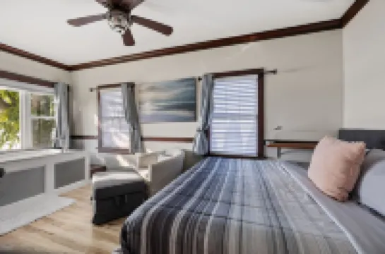 Tranquil Beachfront Escape with Jacuzzi and Lake Views - Charming Hideaway