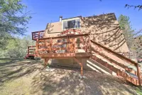 Cute colorful alpine cabin with Hot Tub!