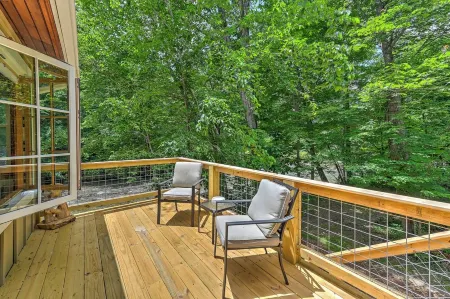 RiverRocks Cabin among the Trees. Private Riverfront Rustic/ HotTub Отели рядом с достопримечательностью «Блу-Ридж-Паркуэй»